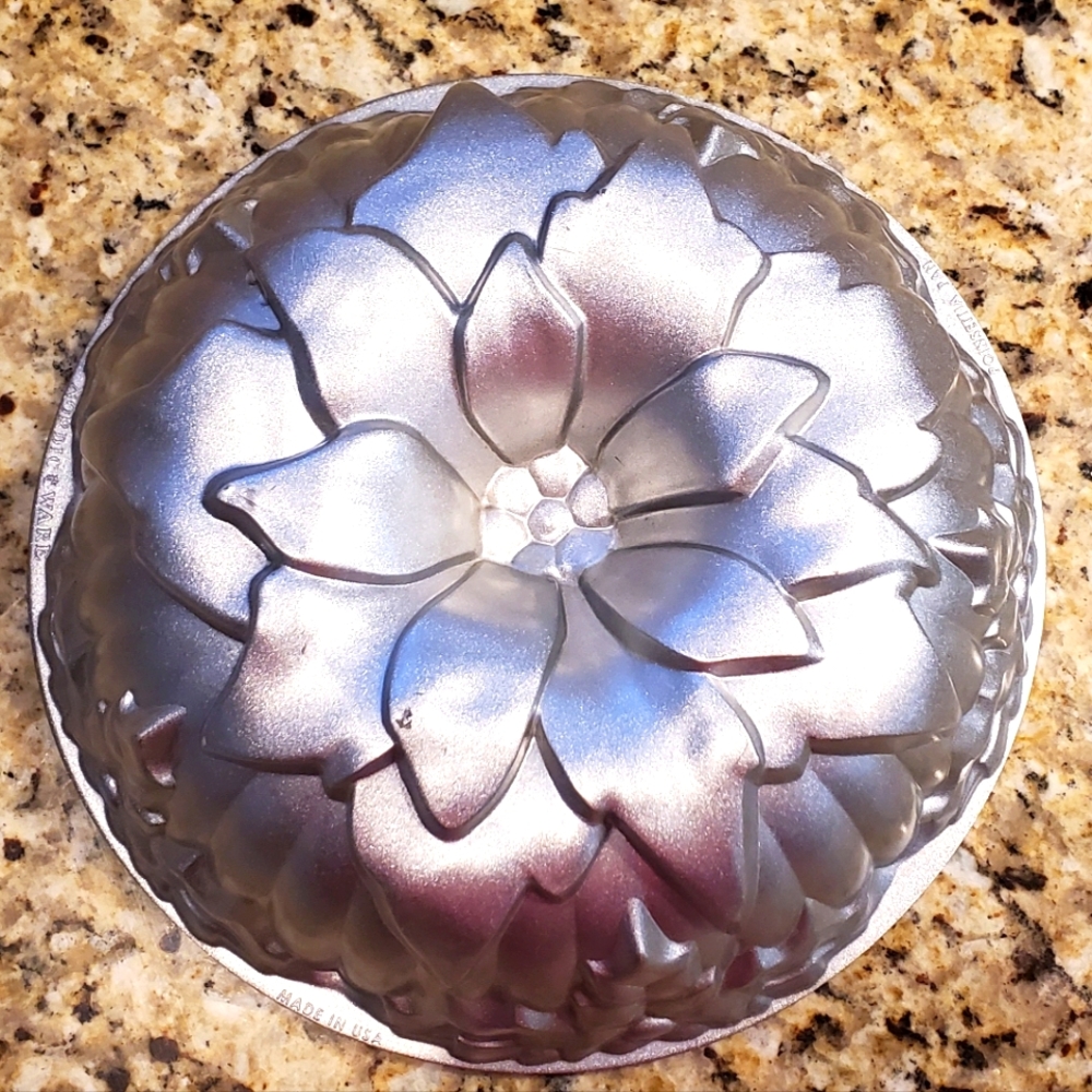 Poinsettia Bundt Cake Pan